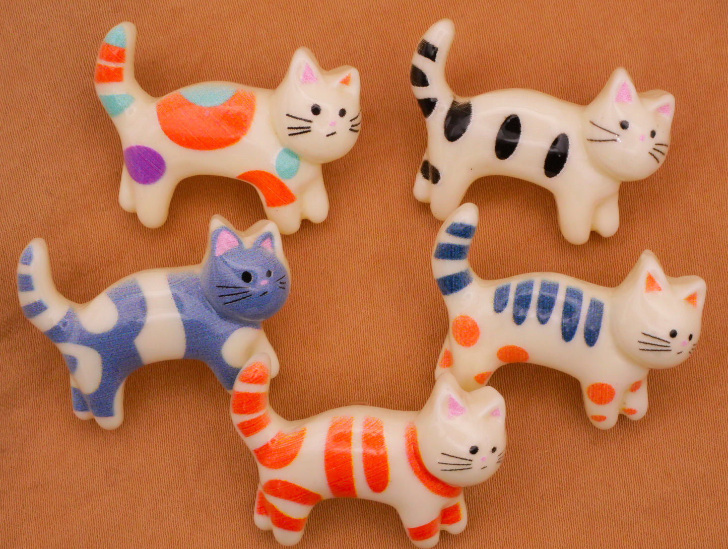 Cat Kitty Markings Plastic Set of Five Buttons 23x30mm