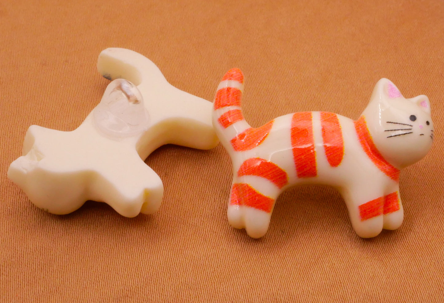 Cat Kitty Markings Plastic Set of Five Buttons 23x30mm
