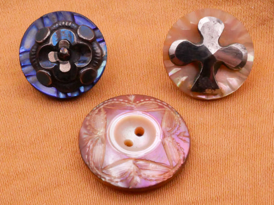 Clover Club Mother of Pearl Button Various 14-16mm