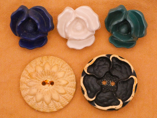 Flower Bloom Vintage Plastic Button Various 18-23mm