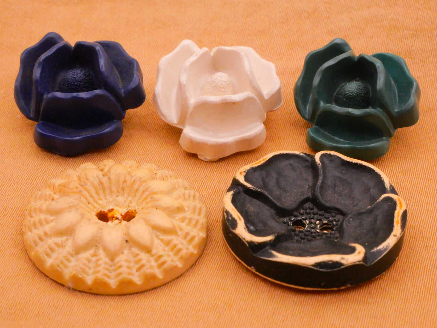 Flower Bloom Vintage Plastic Button Various 18-23mm