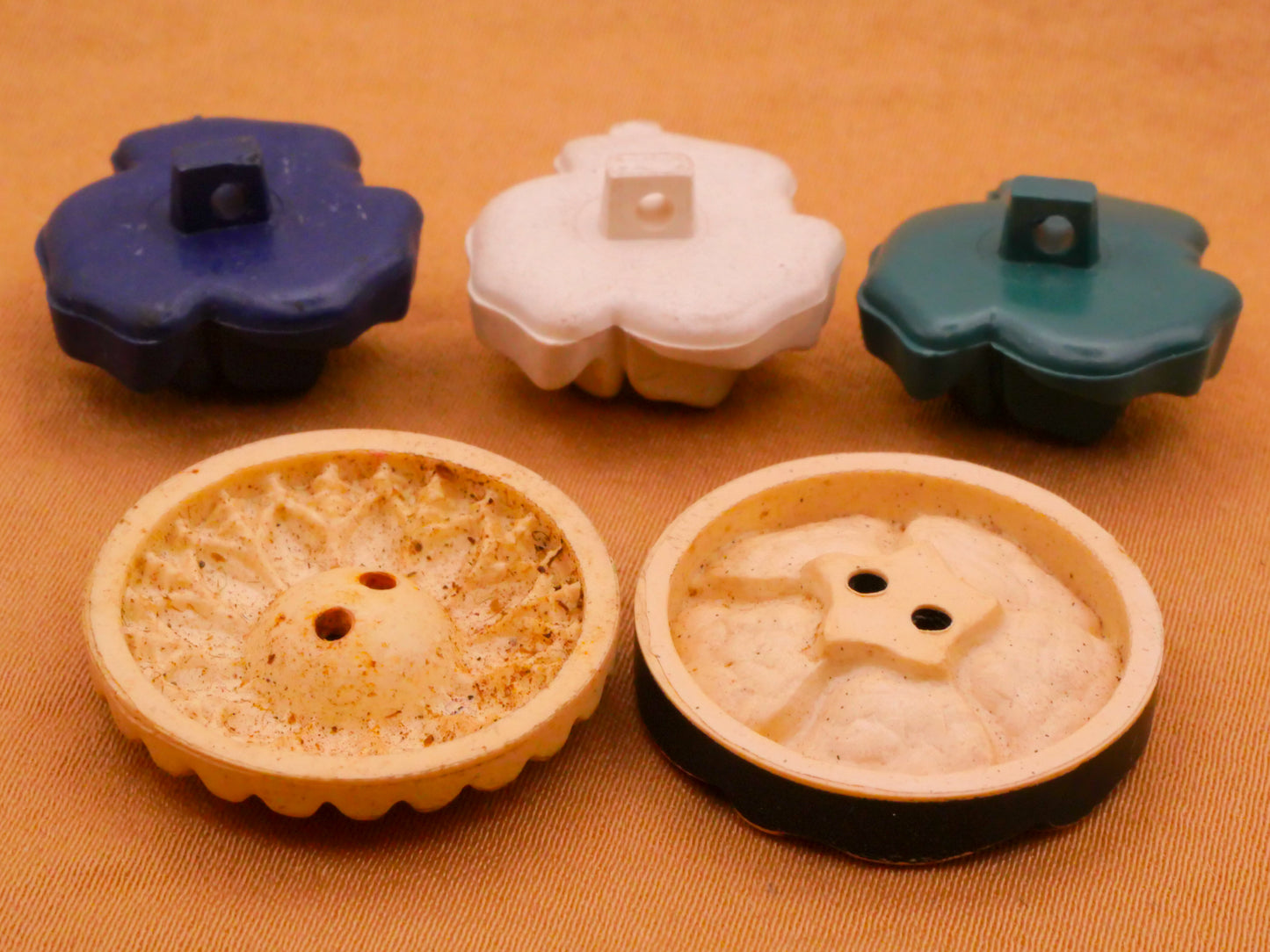 Flower Bloom Vintage Plastic Button Various 18-23mm