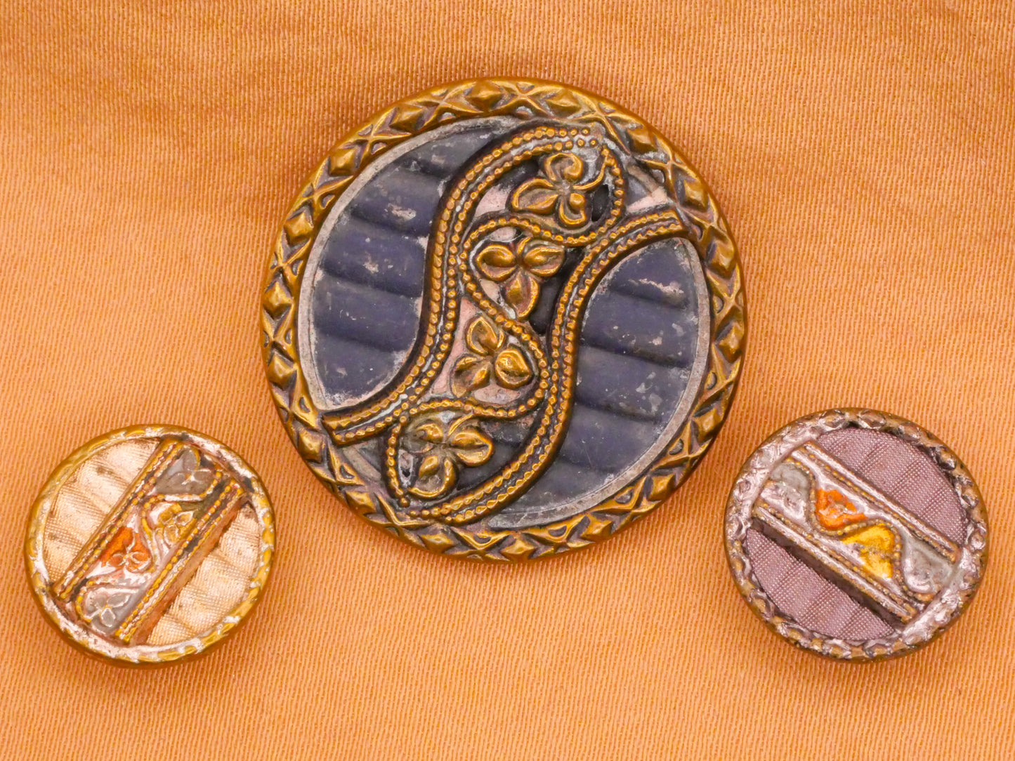 Leaf Garland Wavy Back Victorian Metal Button Various 14-26mm