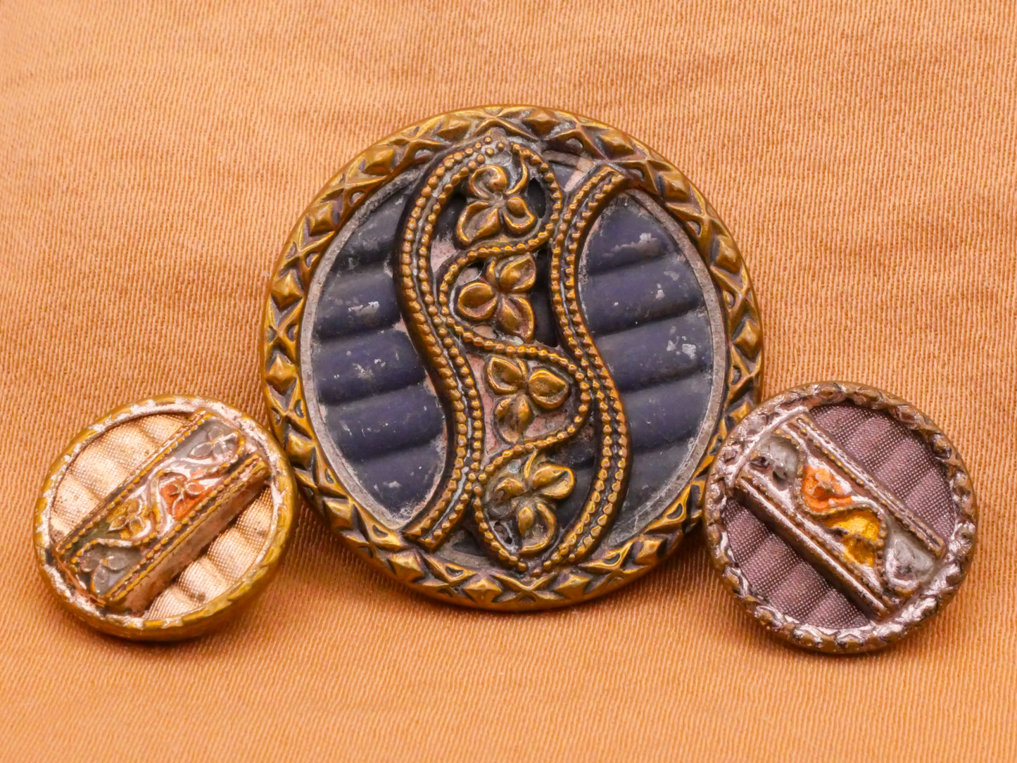Leaf Garland Wavy Back Victorian Metal Button Various 14-26mm