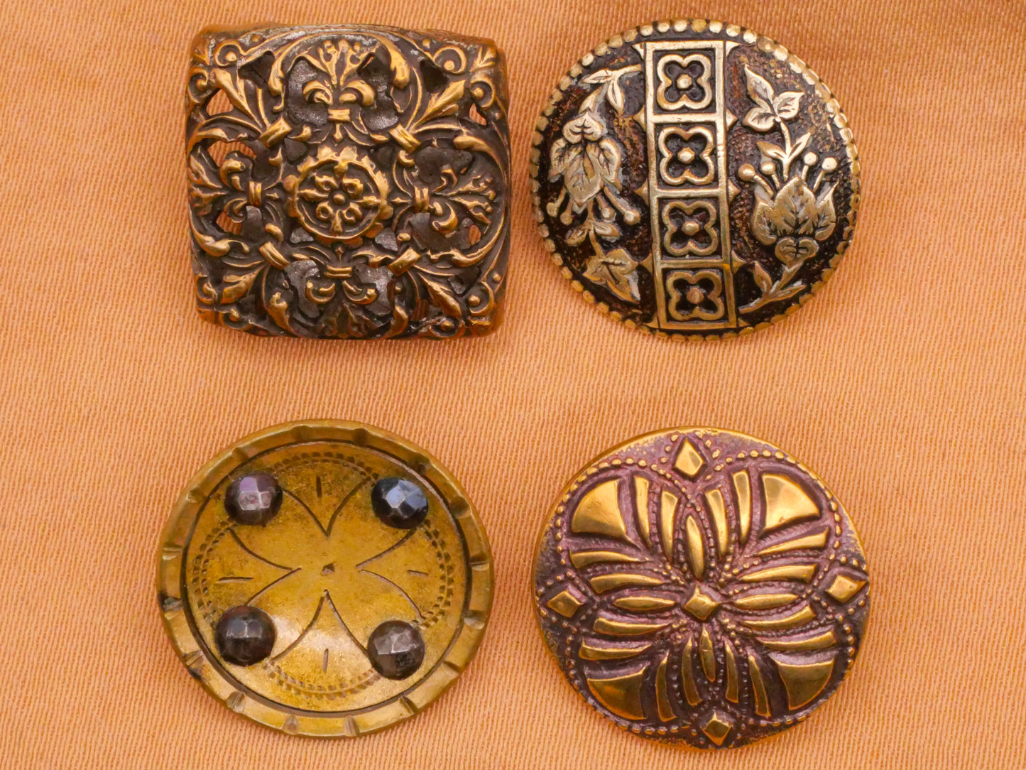 Clover Flower Victorian Metal Button Various 17-18mm