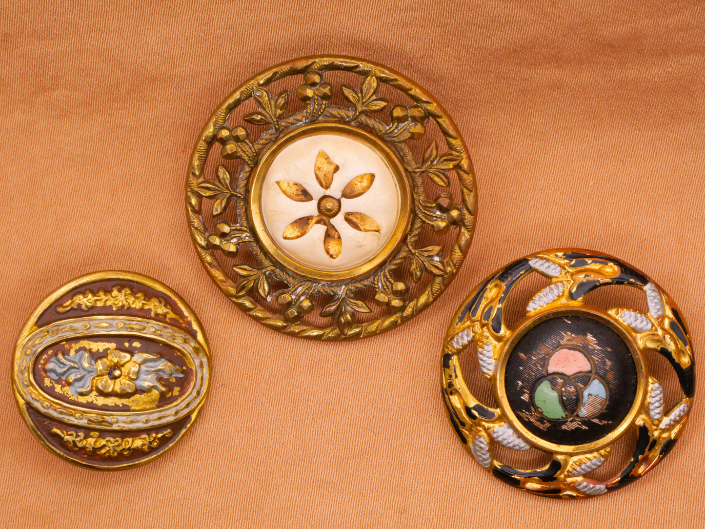 Victorian Border Center Design Metal Button Various 22-31mm
