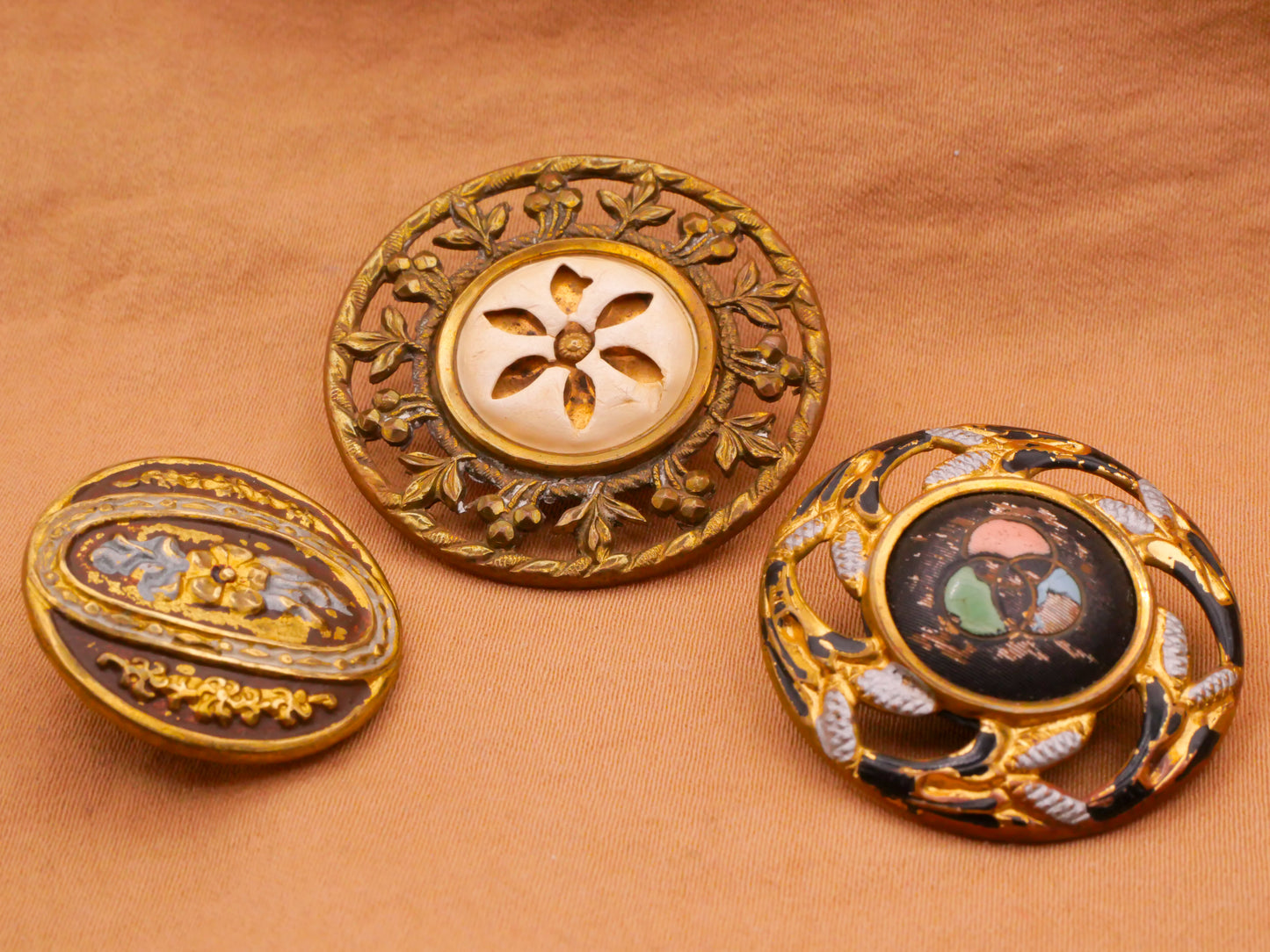 Victorian Border Center Design Metal Button Various 22-31mm