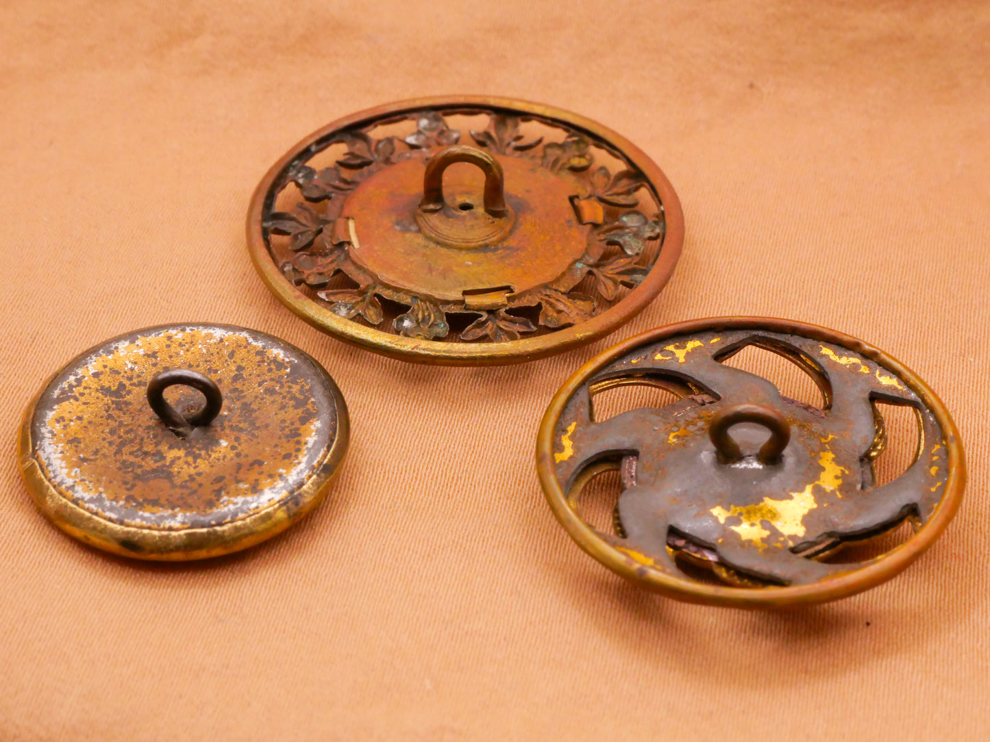 Victorian Border Center Design Metal Button Various 22-31mm