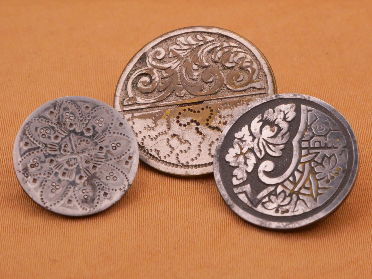 Asian Flower Scroll Design Mirror Finish Metal Set of Three Buttons 16-23mm