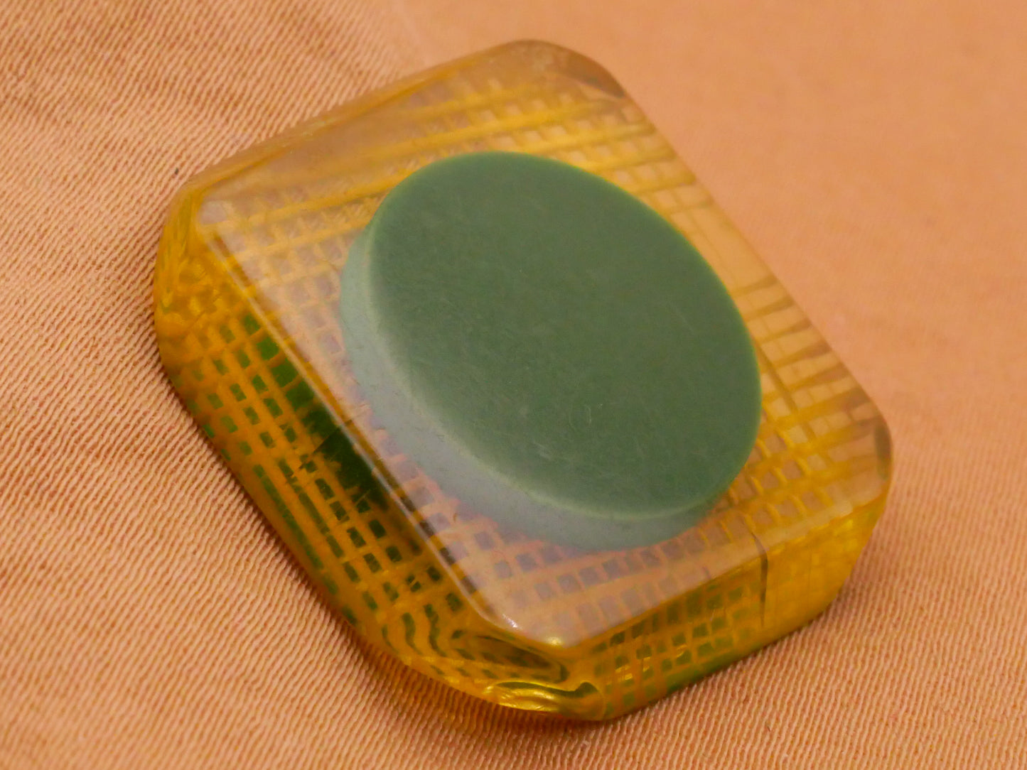 Green Dot Embedded Hatch Apple Juice Bakelite Early Plastic Button 26mm