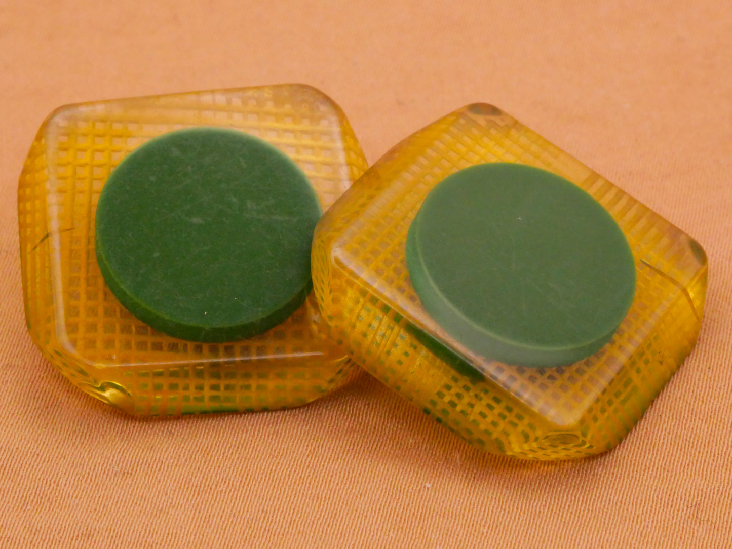 Green Dot Embedded Hatch Apple Juice Bakelite Early Plastic Button 26mm