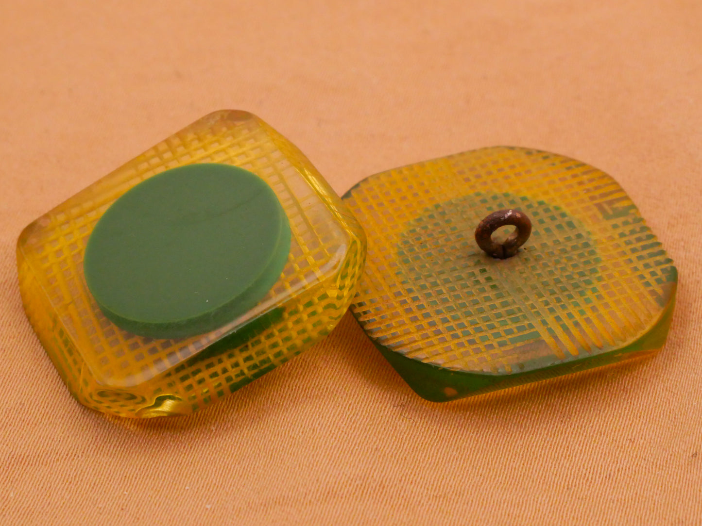 Green Dot Embedded Hatch Apple Juice Bakelite Early Plastic Button 26mm