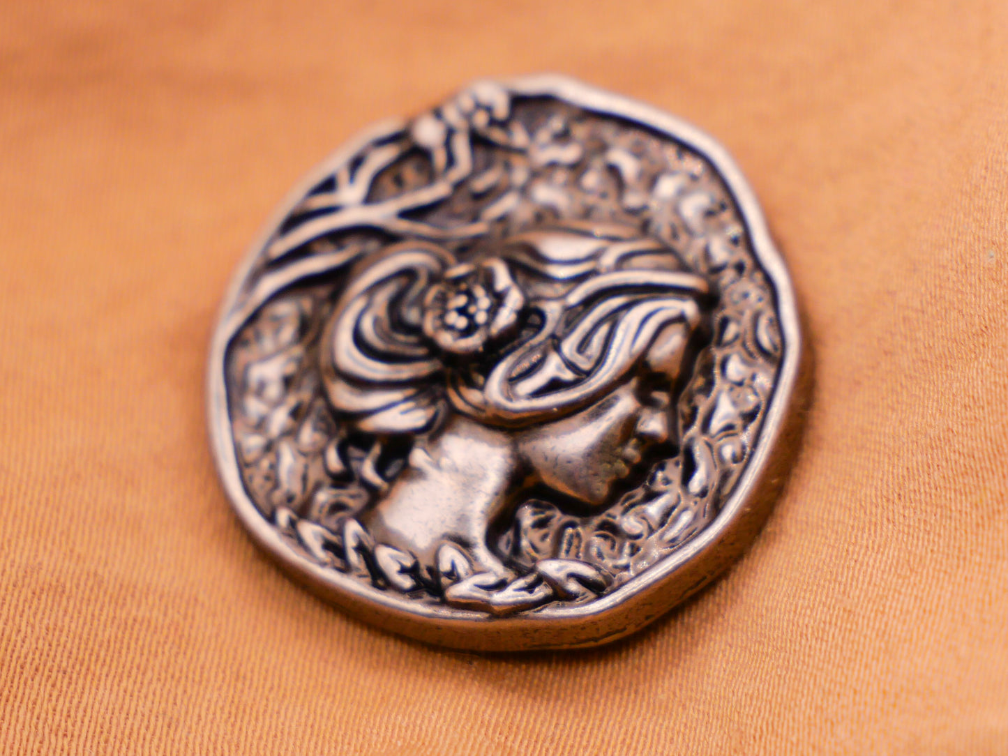 Woman Girl Portrait Flower Antiqued Silver Metal Button 23mm