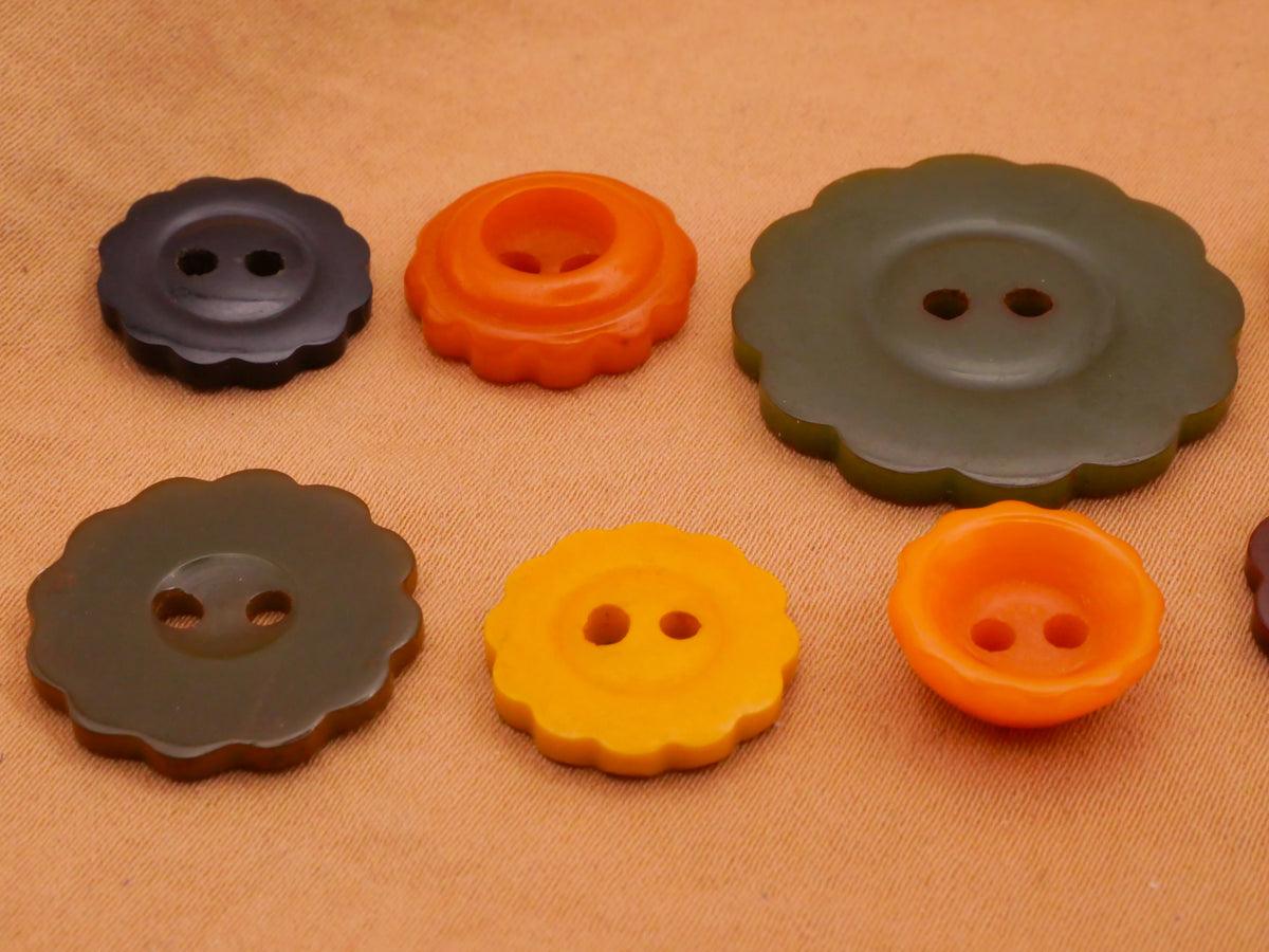 Flower Scallop Edge Bakelite Early Plastic Button Various 12-26mm ...