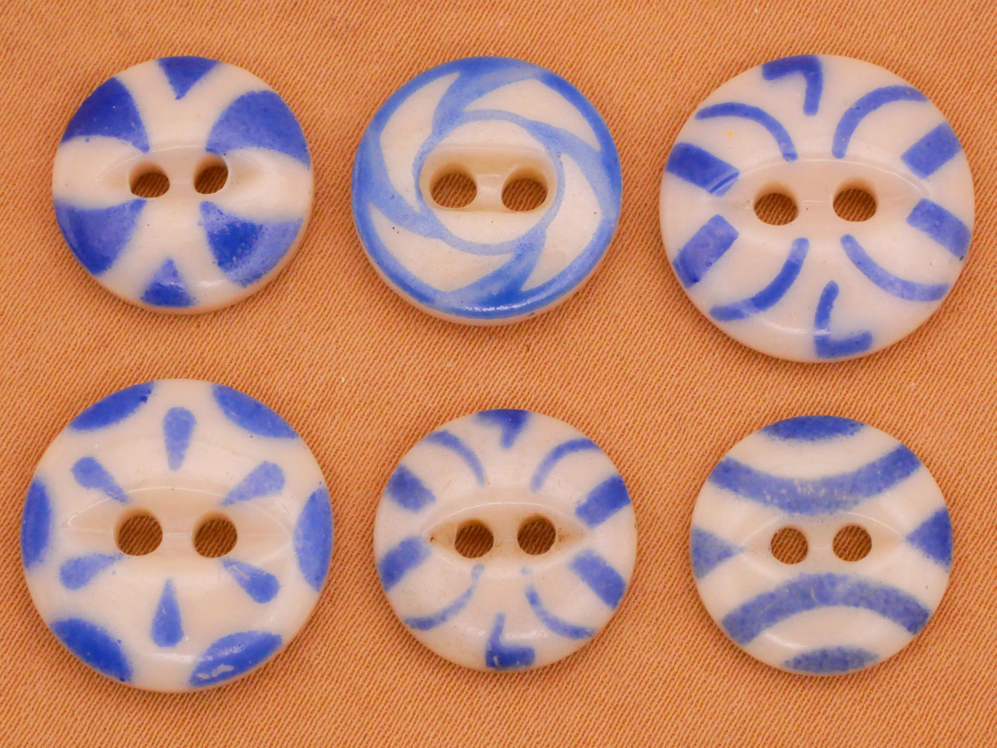 Stencil Blue and White China Button Various 14-17mm