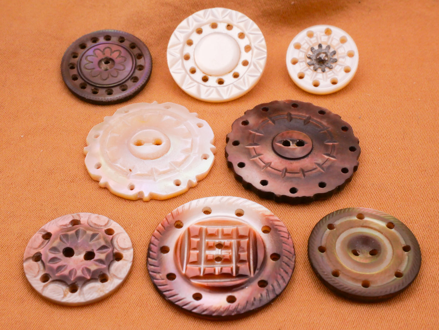 Pierced Wreath Carved Mother of Pearl Button Various 13-22mm