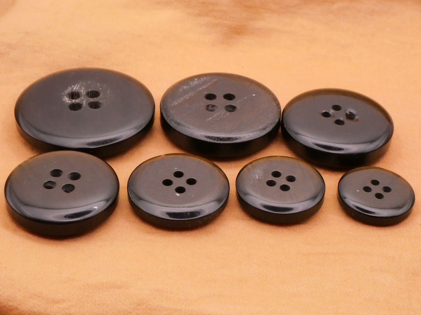 Shell Look Vintage Plastic Graduated Sizes Set of Seven Buttons 18-35mm