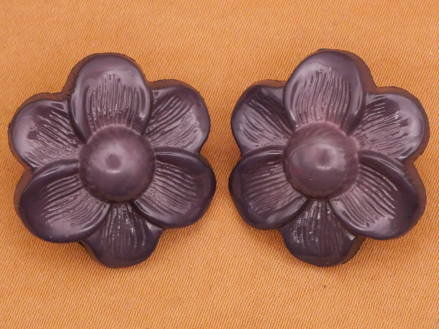 Flower Purple Vintage Plastic Pair of Buttons 23mm