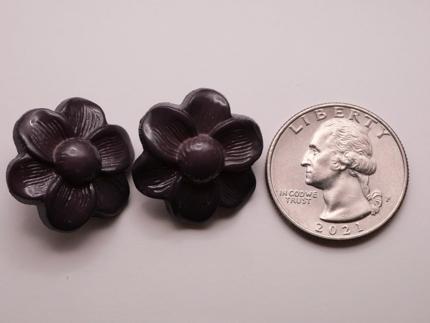 Flower Purple Vintage Plastic Pair of Buttons 23mm