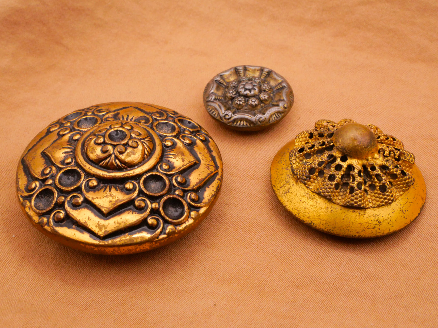Fabric Look Ruffle Victorian Metal Button Various 19-38mm
