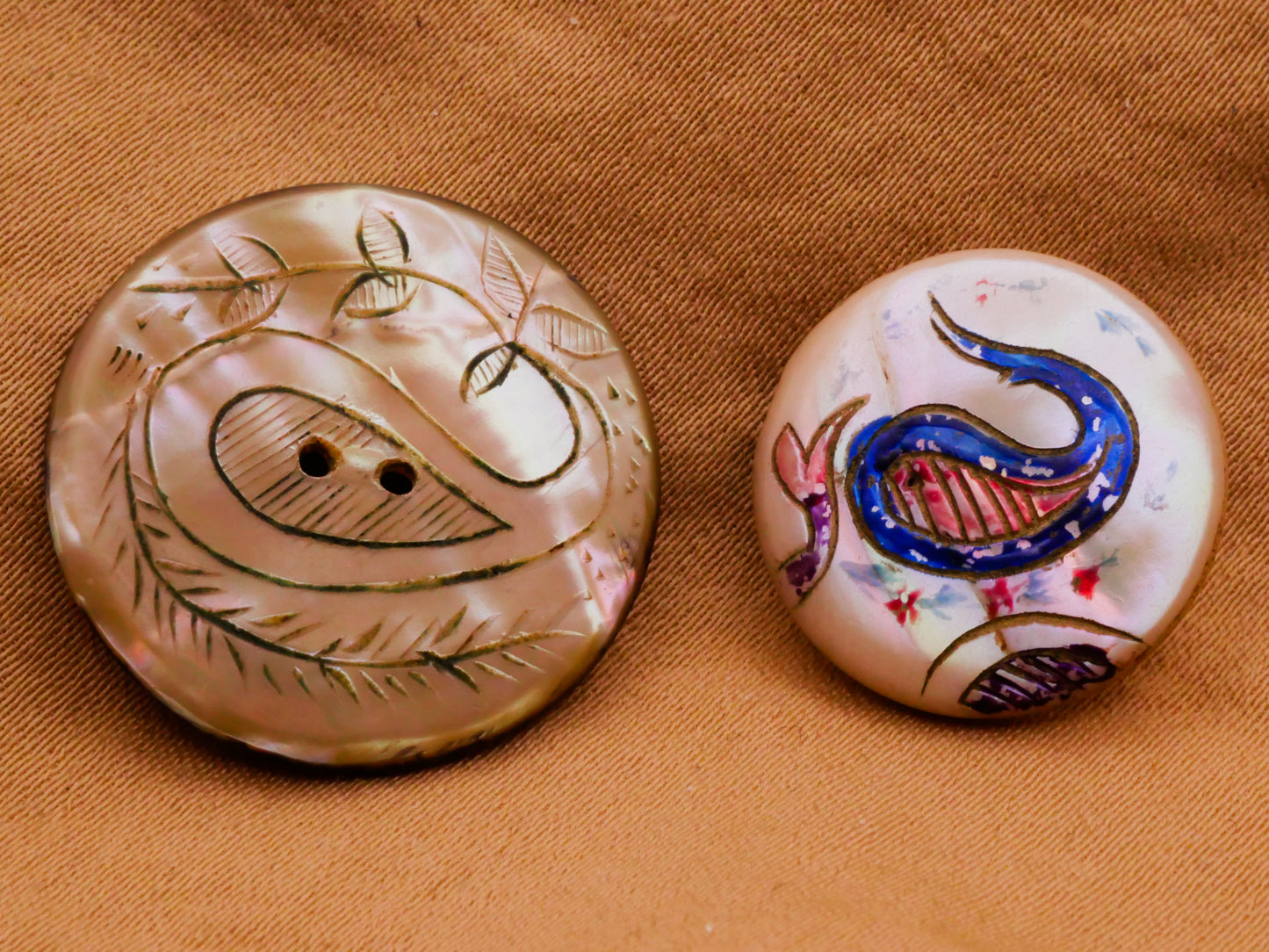 Paisley Leaf Design Etched Mother of Pearl Shell Button Various 17-23mm