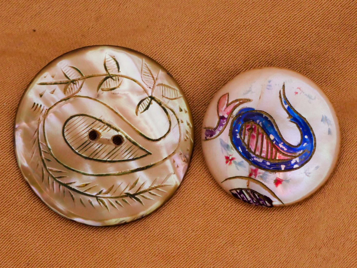 Paisley Leaf Design Etched Mother of Pearl Shell Button Various 17-23mm