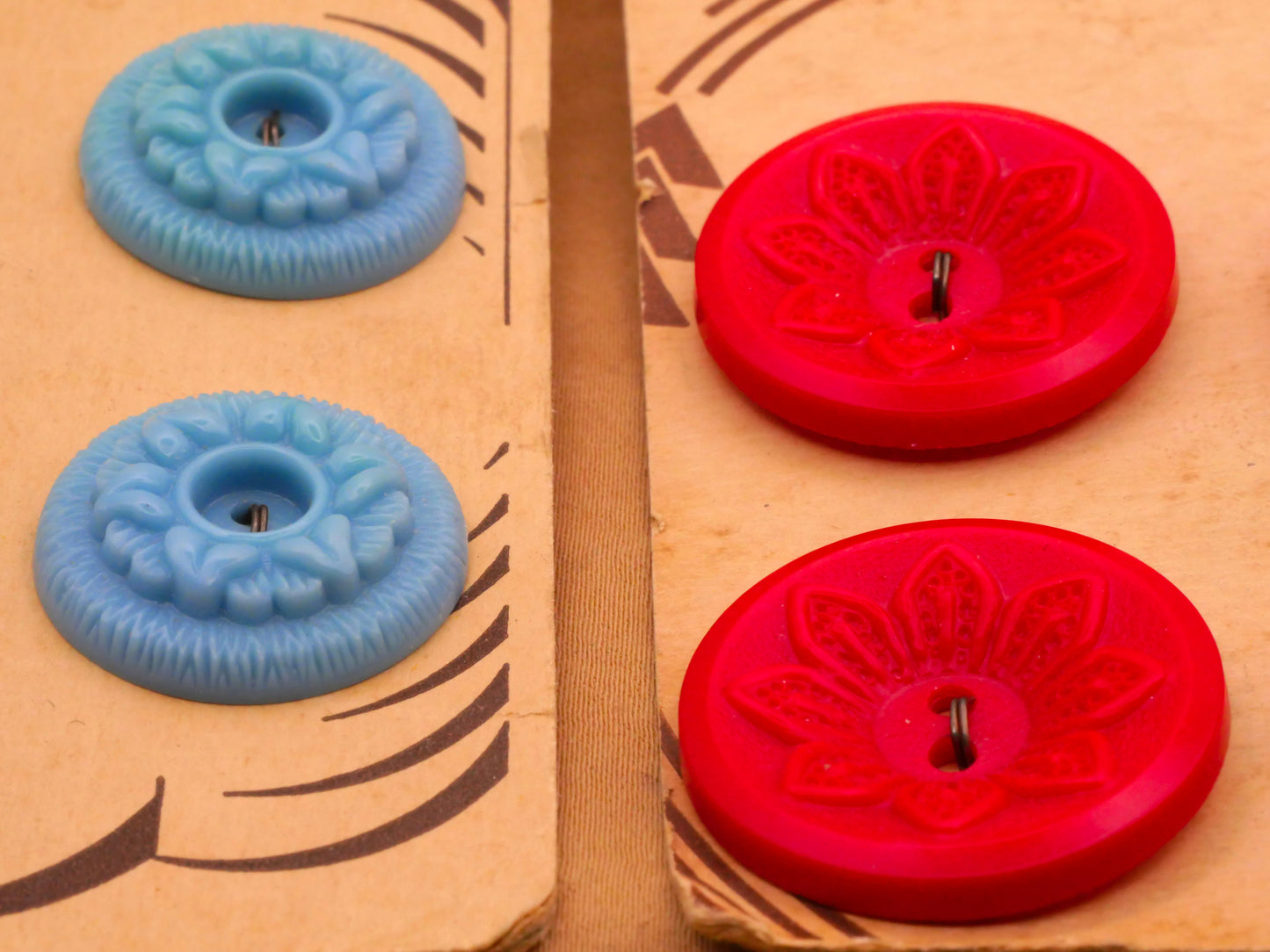 Flower Floral Design Housecoat Plastic Carded Set of Four Buttons Various 22-27mm