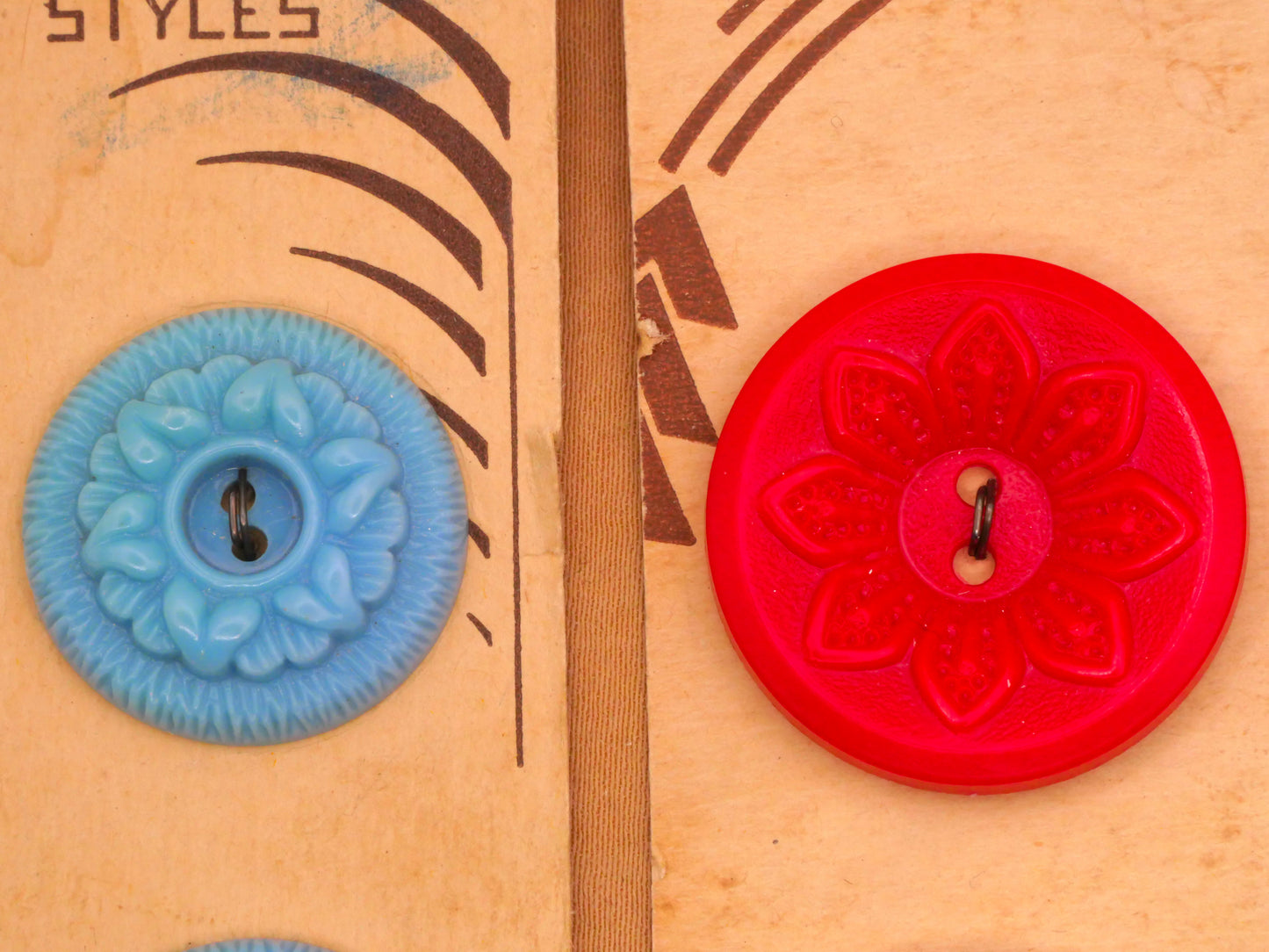 Flower Floral Design Housecoat Plastic Carded Set of Four Buttons Various 22-27mm