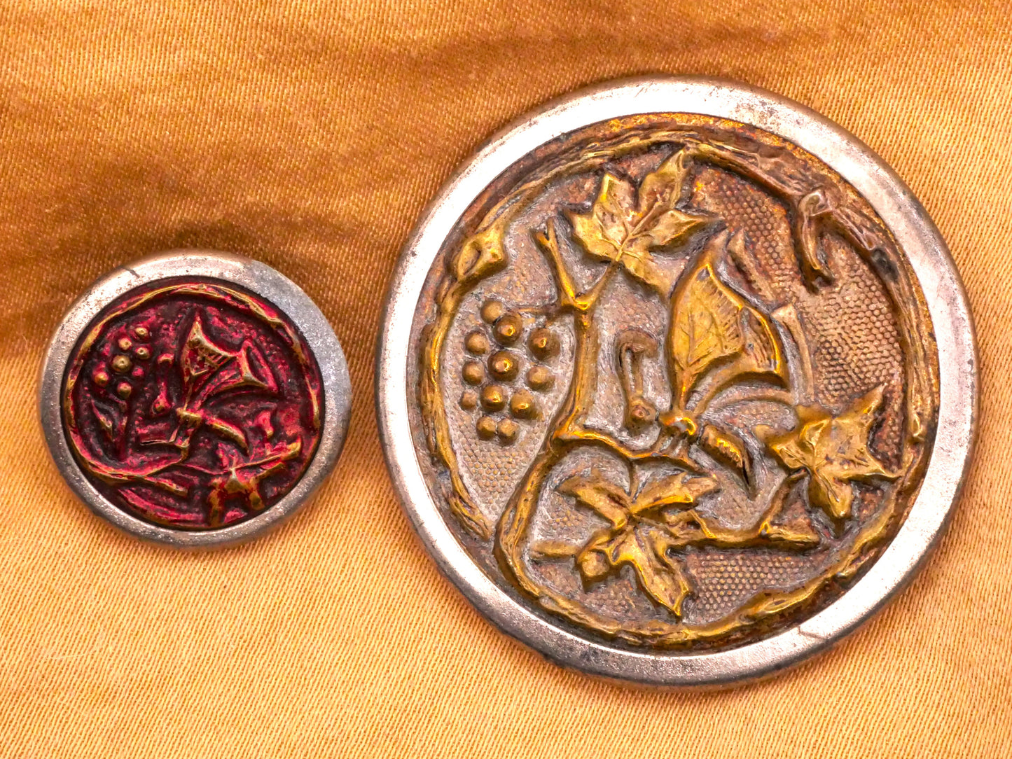 Butterfly Branch Leaves Victorian Picture Button Various 18-35mm