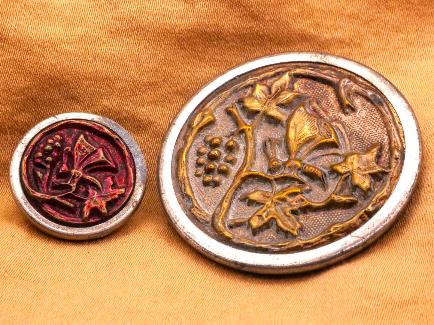 Butterfly Branch Leaves Victorian Picture Button Various 18-35mm