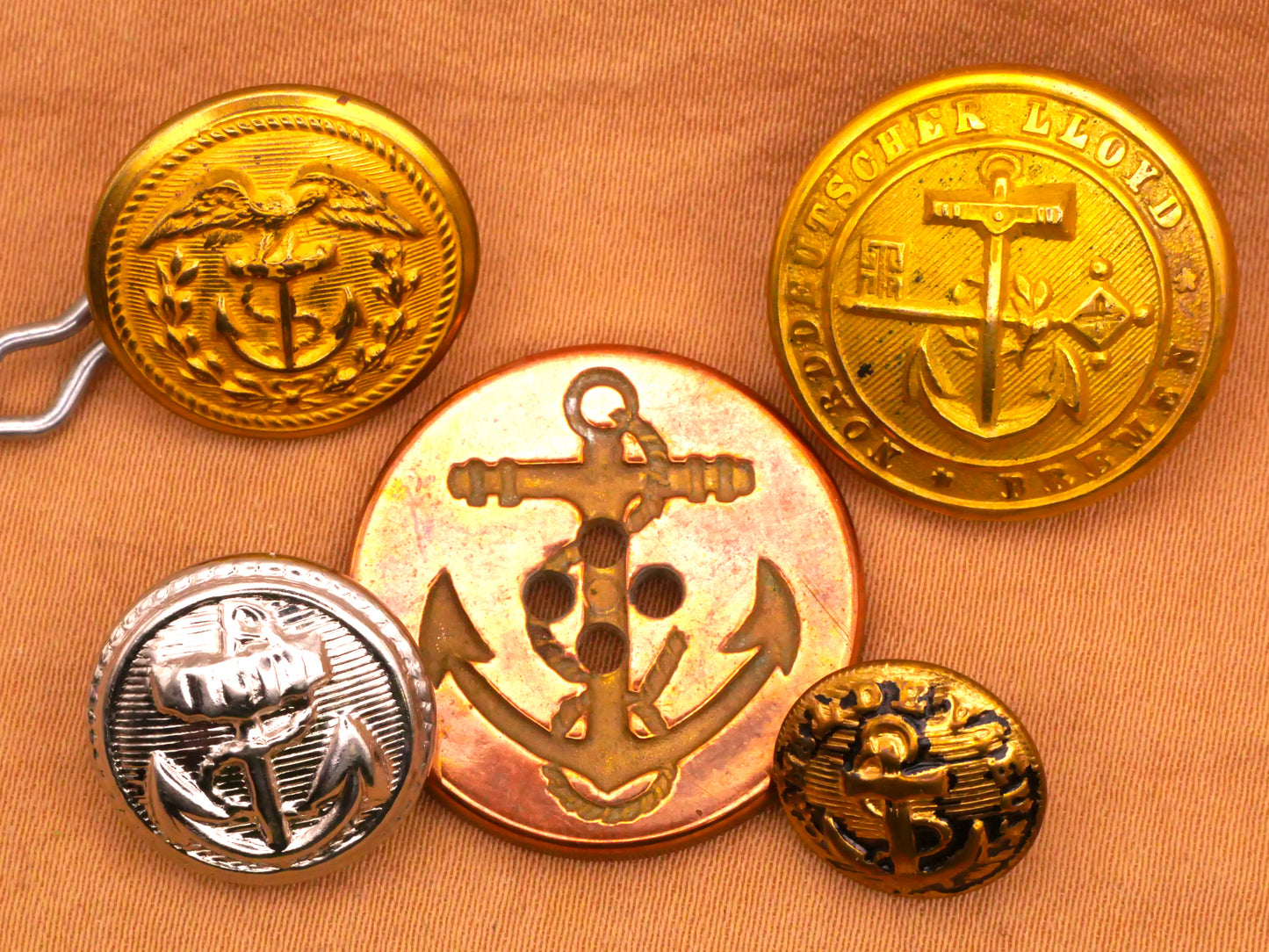 Anchor Assorted Metal Set of Five Buttons 12-23mm