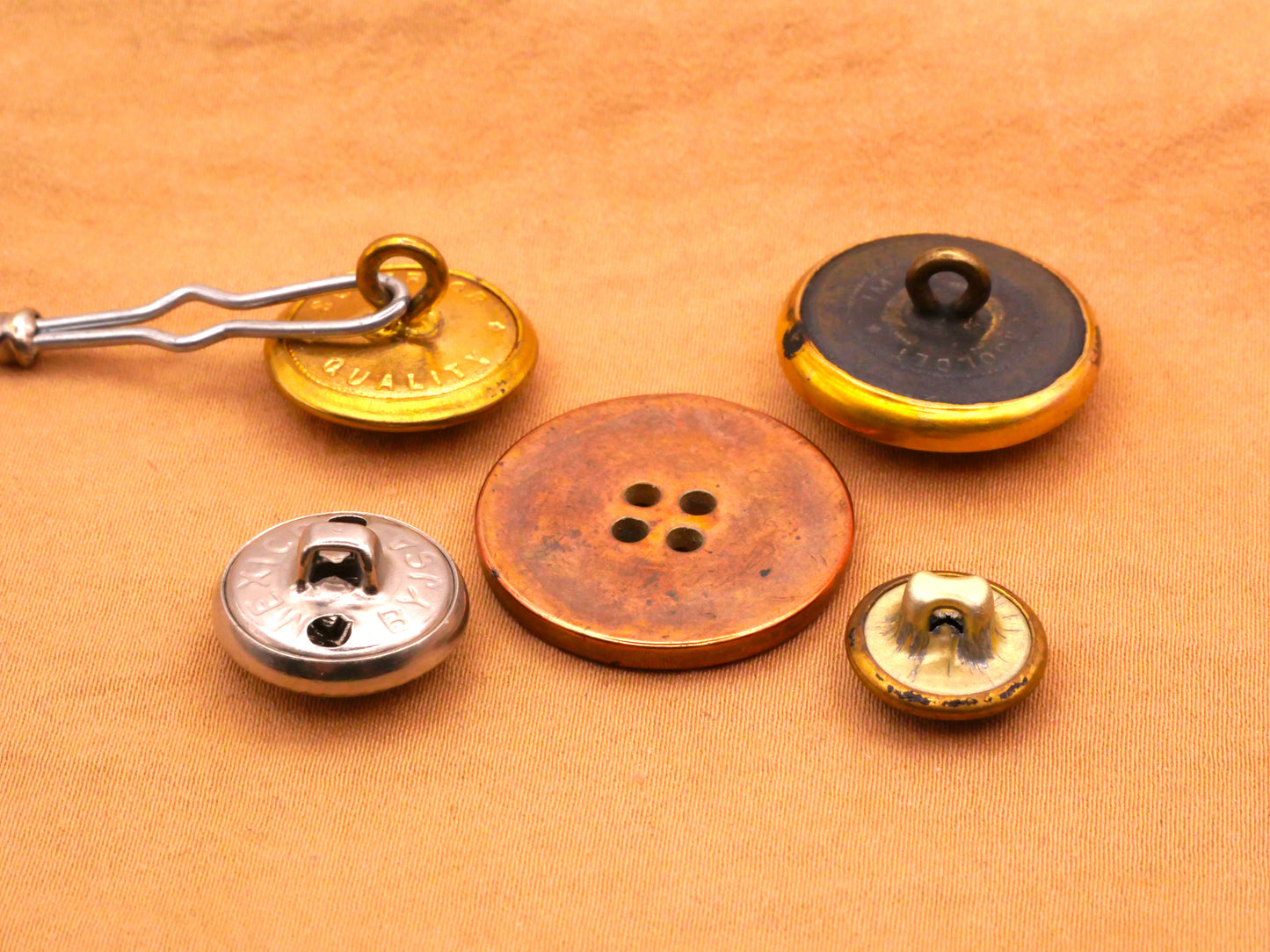Anchor Assorted Metal Set of Five Buttons 12-23mm