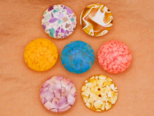Design in Plastic Embedded Chips or Marbled Vintage Button Various 21-23mm