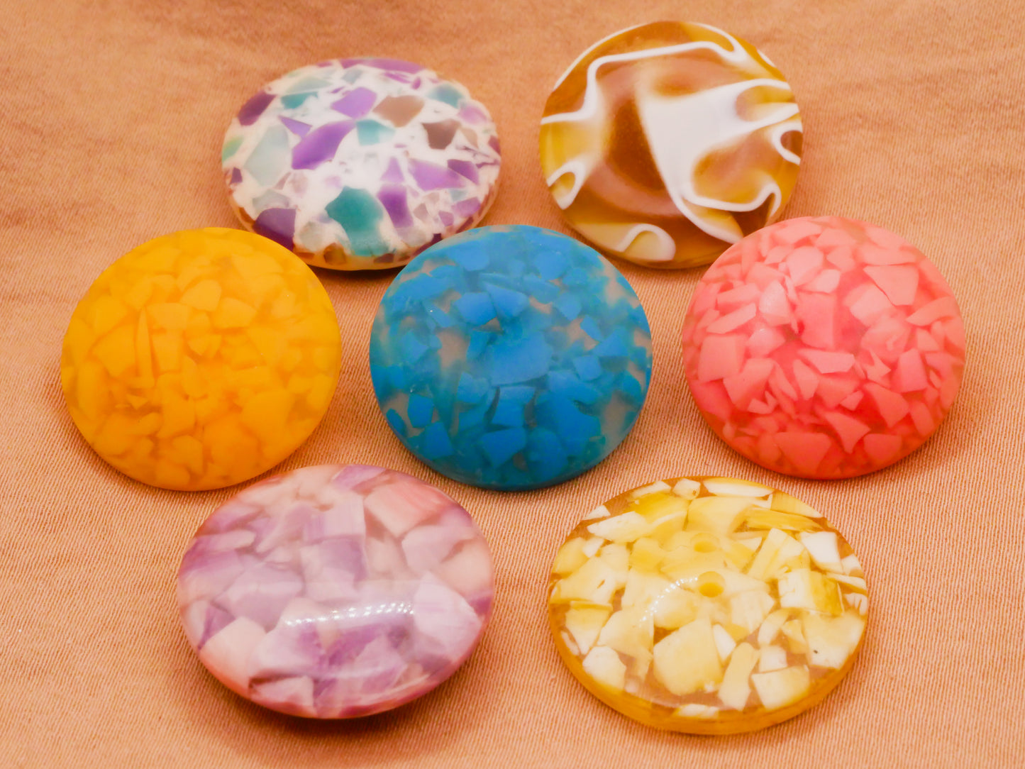 Design in Plastic Embedded Chips or Marbled Vintage Button Various 21-23mm