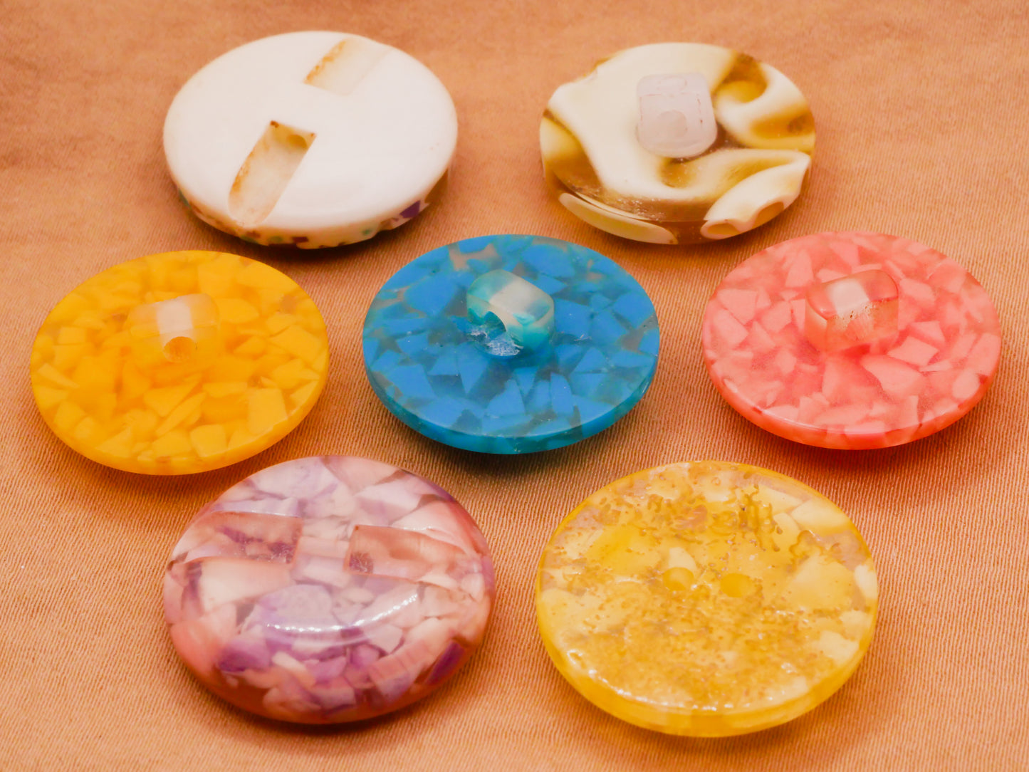 Design in Plastic Embedded Chips or Marbled Vintage Button Various 21-23mm