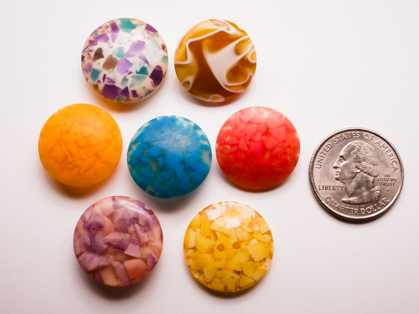 Design in Plastic Embedded Chips or Marbled Vintage Button Various 21-23mm