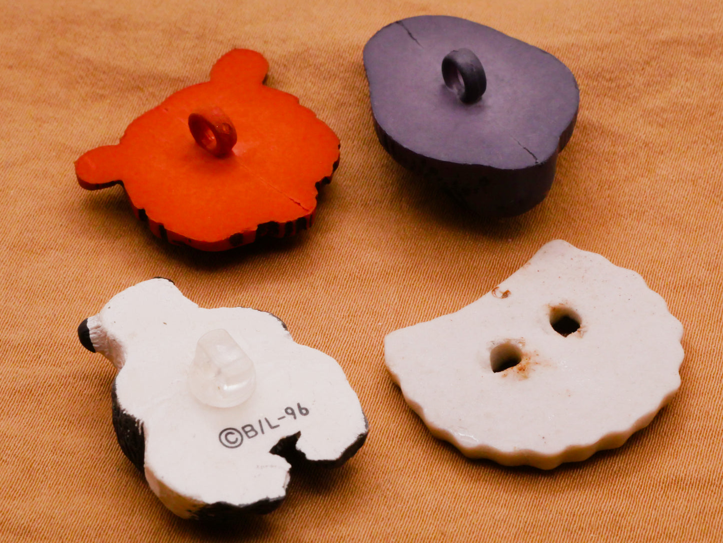 Exotic Animal Vintage Button Various 21-28mm