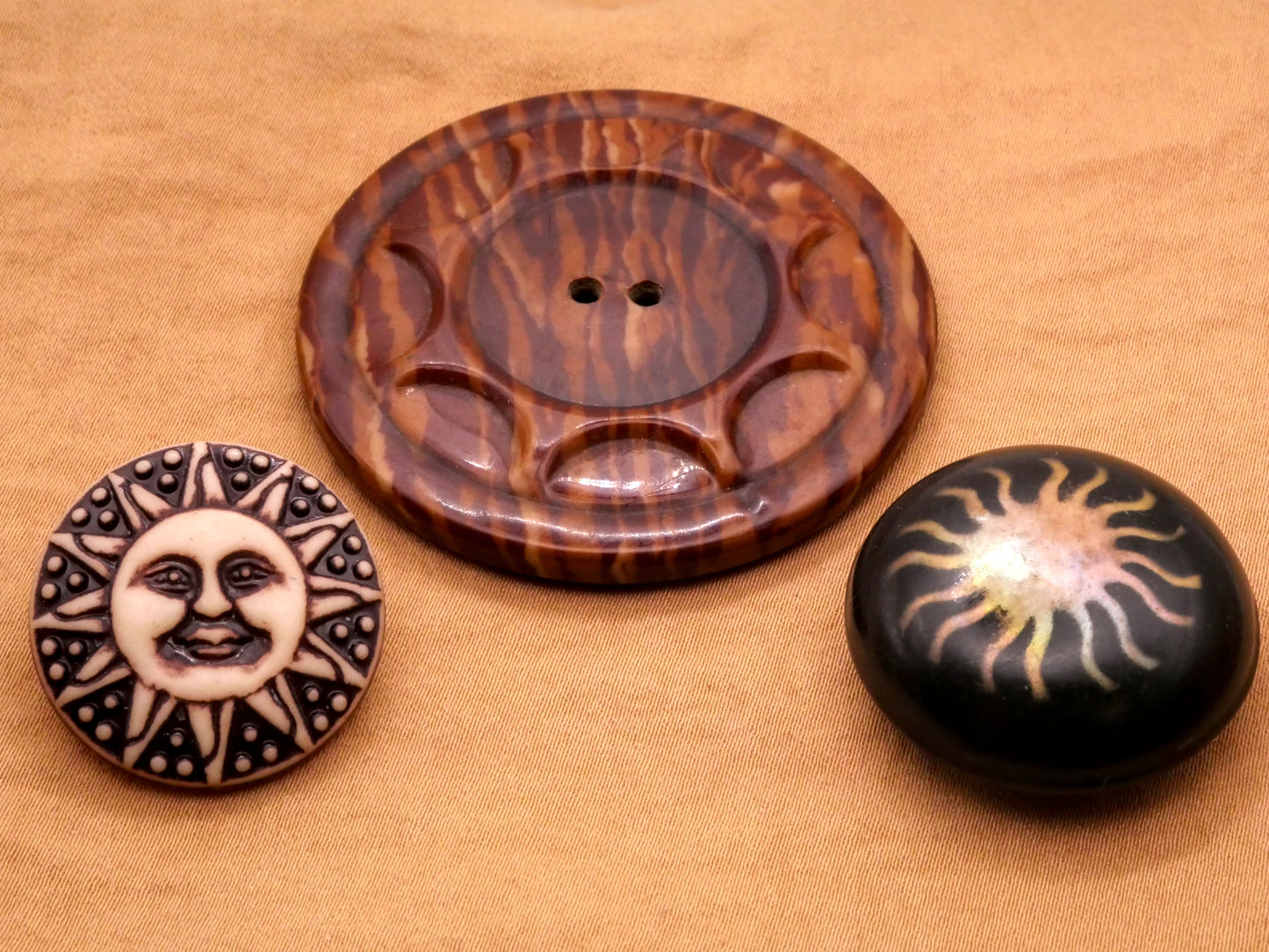 Sun Design Plastic Button Various 25-49mm
