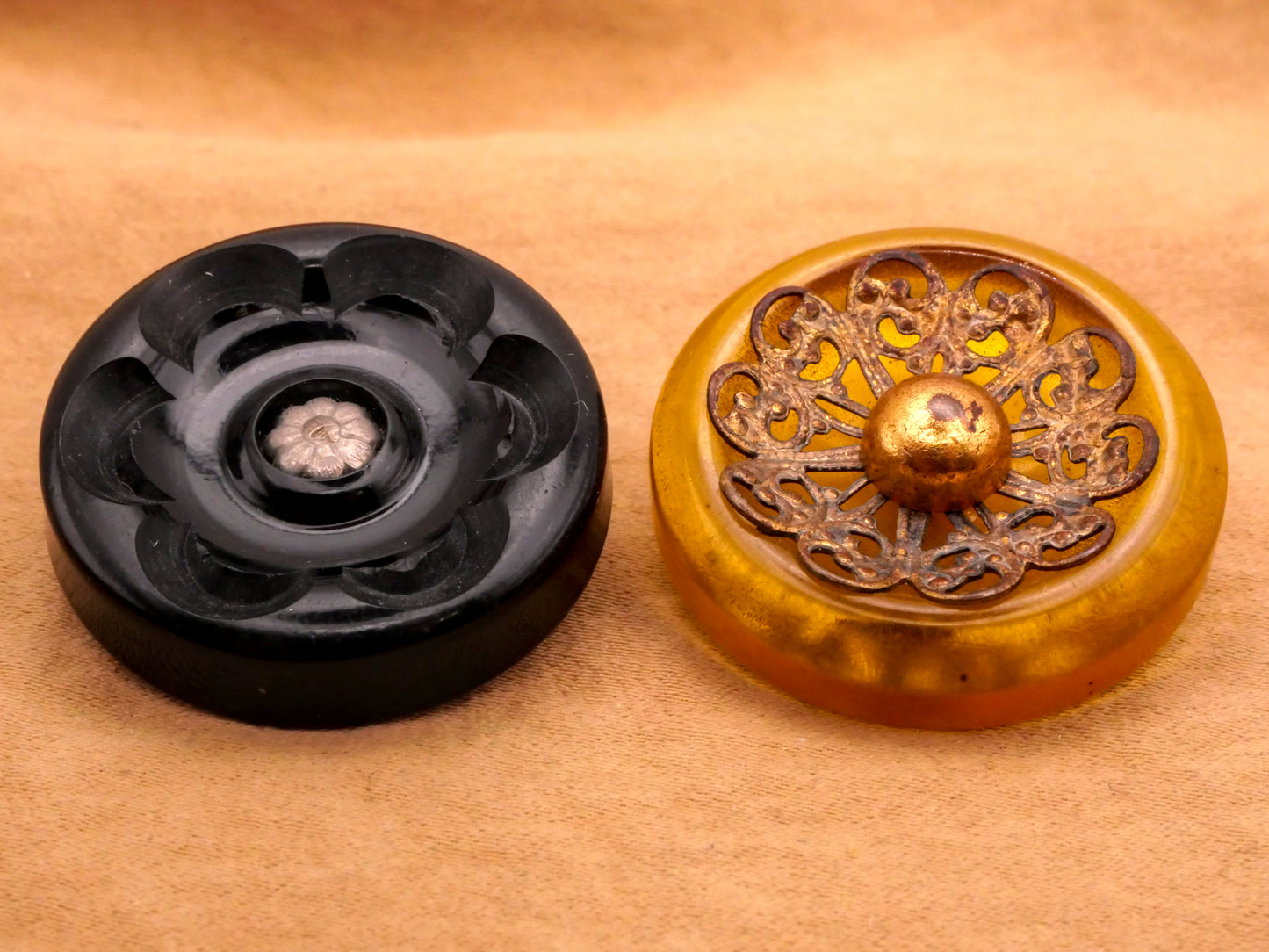 Flower Metal Center Early Plastic Button Various 28mm
