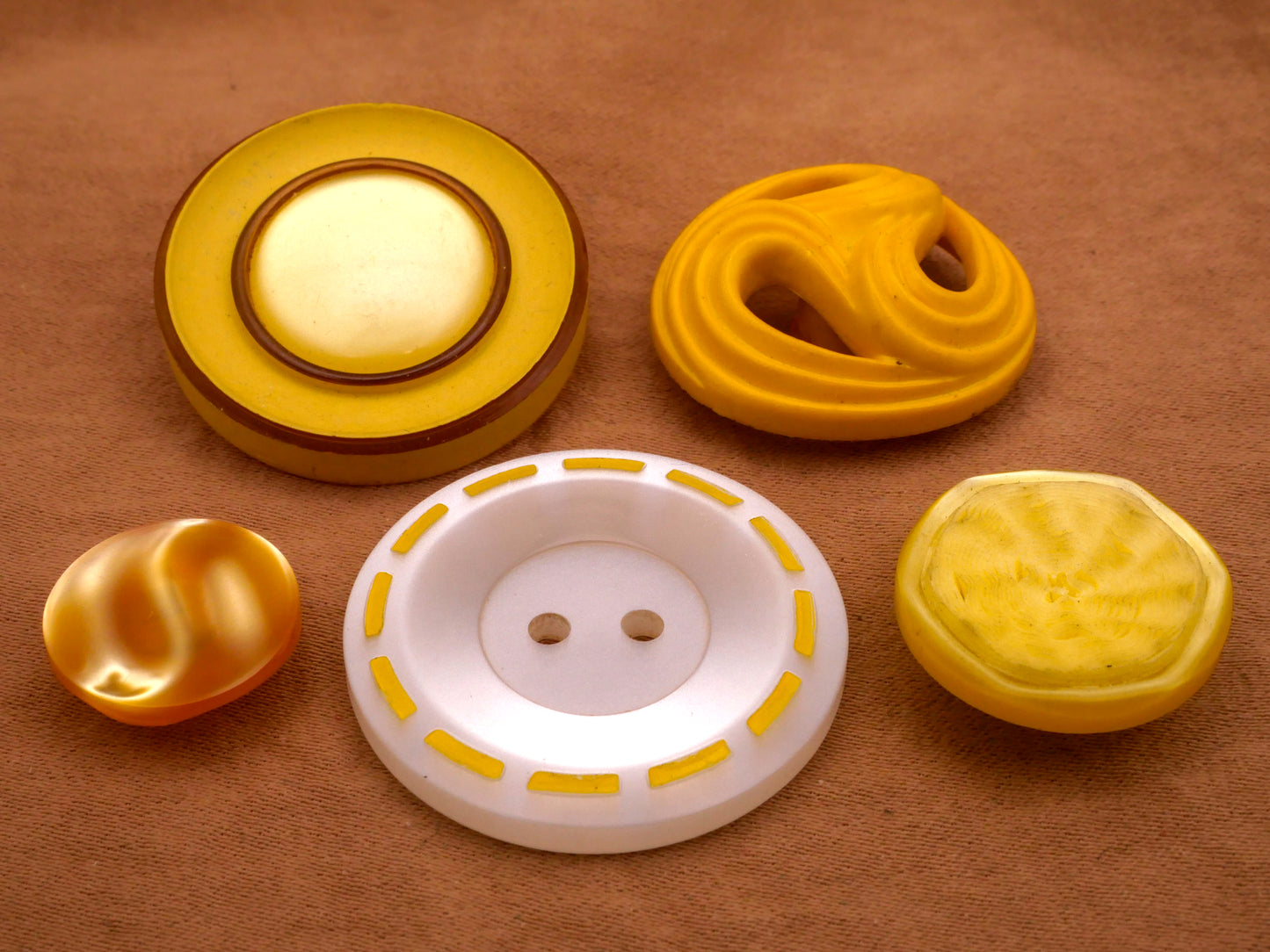 Yellow Vintage Plastic Button Various 14-28mm
