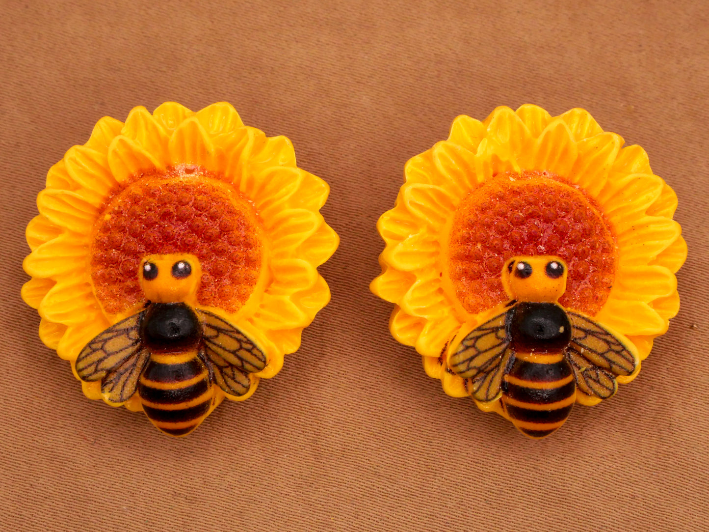 Sunflower Bee Insect Plastic Pair of Buttons 27x29mm