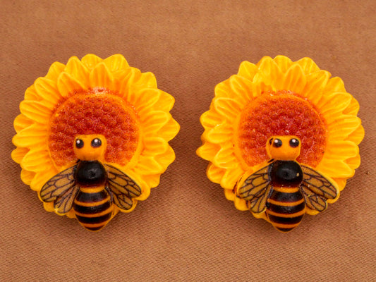 Sunflower Bee Insect Plastic Pair of Buttons 27x29mm