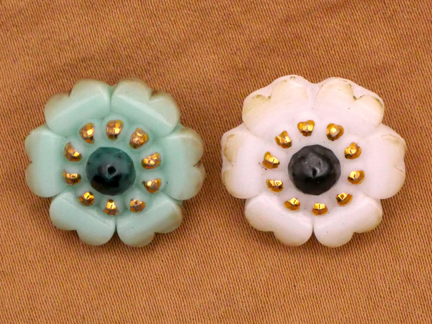 Flower Scallop Edge Mint or White Vintage Glass Button Various 18mm