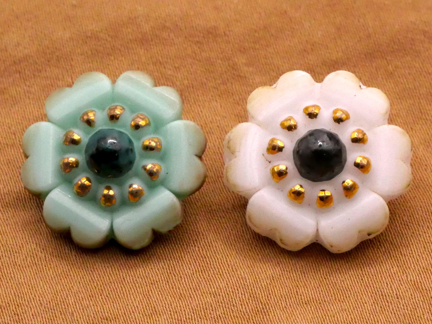 Flower Scallop Edge Mint or White Vintage Glass Button Various 18mm