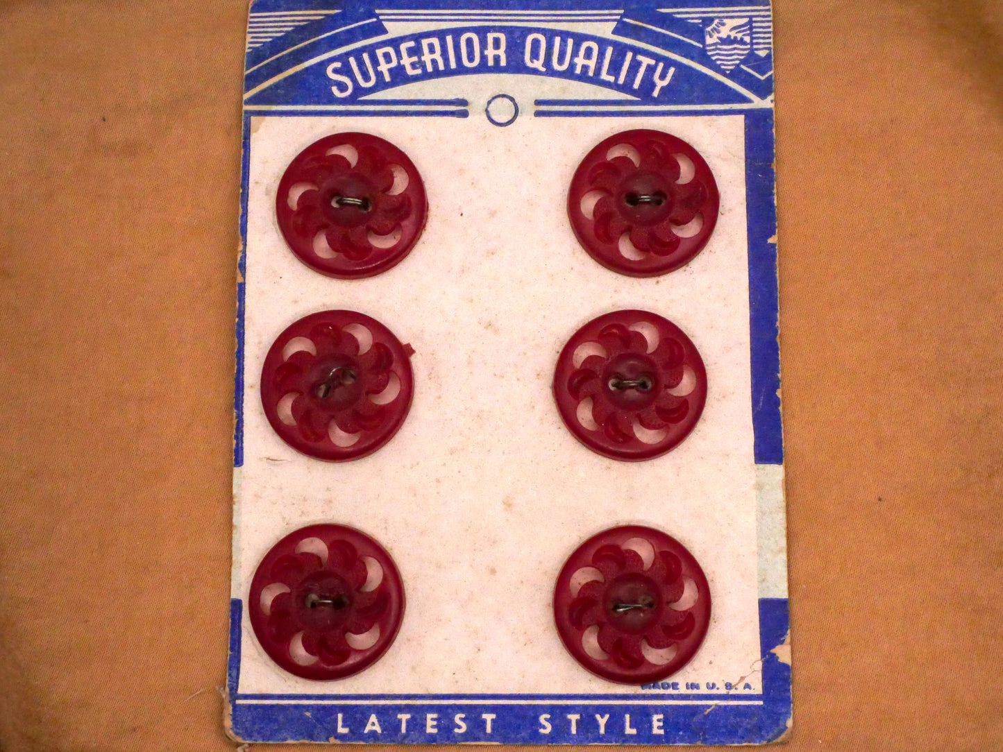 Flower Sun Red Housecoat Plastic Set of Six Carded Buttons 21mm