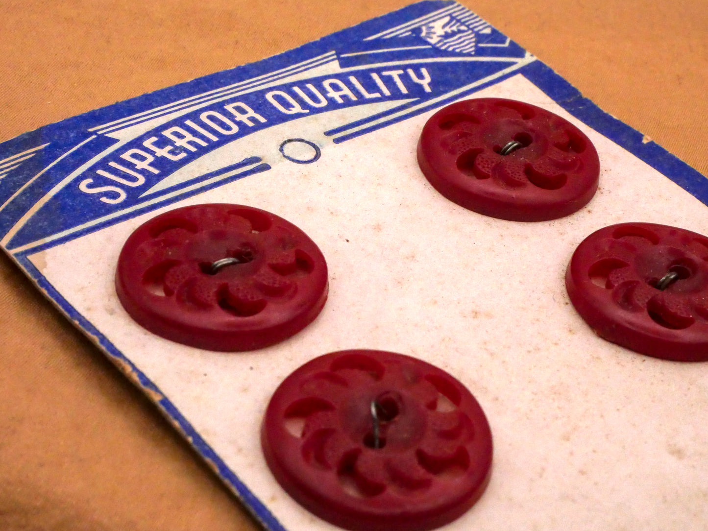 Flower Sun Red Housecoat Plastic Set of Six Carded Buttons 21mm