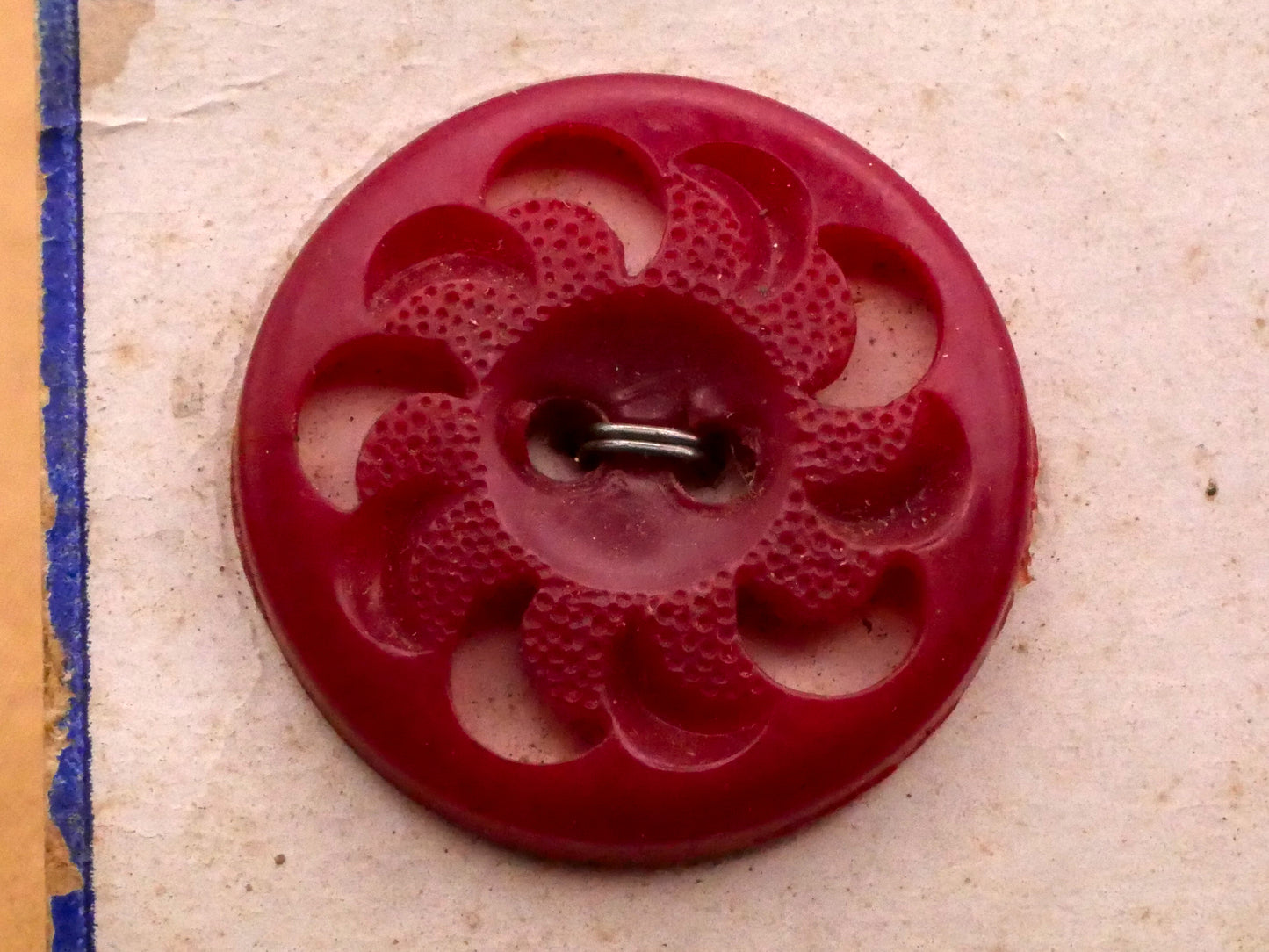 Flower Sun Red Housecoat Plastic Set of Six Carded Buttons 21mm