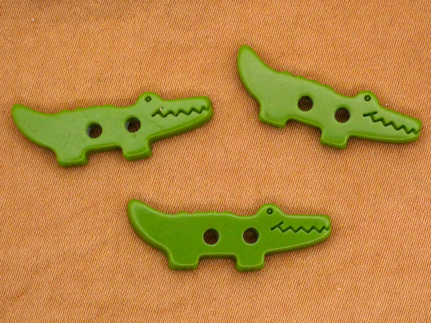 Alligator Crocodile Green Plastic Set of Three Buttons 8x27mm