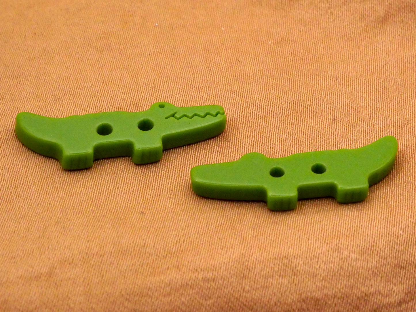 Alligator Crocodile Green Plastic Set of Three Buttons 8x27mm