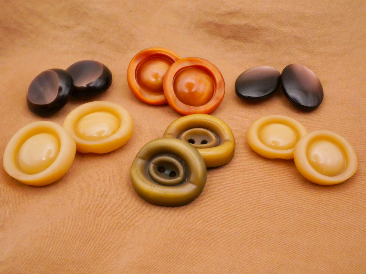 Eye Look Earth Tones Vintage Plastic Pair of Buttons Various 14-22mm